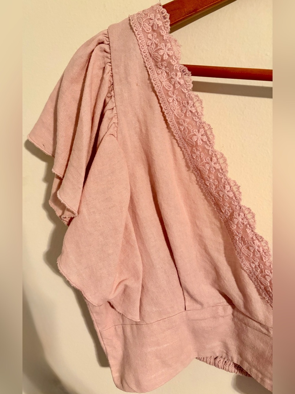 Womens Sz Large Love Tree Dusty Pink Lace V-Neck Cap Sleeve Smocked Cropped Top - Picture 3 of 11